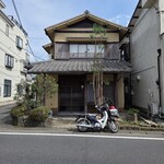 すしやのたい悟 - 明け渡しが決まって、内装を原状回復したあとの建屋外観と自分のスーパーカブと記念撮影！