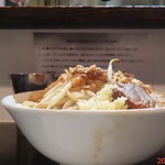 ラーメン荘 これが好きだから - 豚ラーメン　完全ノーマル(増し無し)の盛り具合サイドビュー