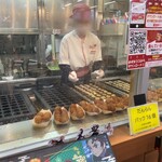 築地銀だこ - 待っている間、焼いている姿を見る事ができます。
