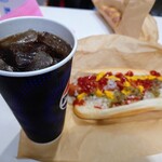 コストコ 和泉倉庫店 - 令和7年6月 営業時間(10:00〜20:00)
                                クォーターパウンド ホットドッグ 税込184円
                                おかわり自由のドリンク付