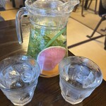 点心庵 - 野菜が入ったお水のピッチャーを卓上においてくれます