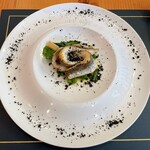 ソラアンナ - 【一皿目の前菜】
『相模湾産地カマス、イタリア産レモンソース』

ちりばめられているのはブラックオリーブのパウダーです。
下には筍にピーマン。