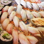 魚山人 - 赤米のお寿司、今日は新作のカルフォルニアロールも♪