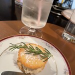 バー リーファー - 長居をして…食後にレーズンバターサンド¥200と自家製梅酢ソーダ