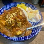 ヌードル＆スパイスカレー 今日の1番 - 揚げたガーリックにトマトとチキンがたっぷりのスパイスカレー！