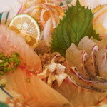 魚山人 - お刺身はタイとイサキ！醤油ではなくポン酢と柚子胡椒でいただきます！