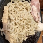 中華蕎麦 はざま - このツヤ、半透明、平打ち縮れ。一気に啜れ噛むな。飲み込め。喉越し最高。もう少し長さがほしい。