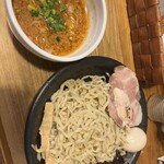中華蕎麦 はざま - チャーシューとメンマはデフォルトでついてくる。煮卵とチャーシュー追加　チャーシューがうまいのよ。