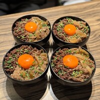焼肉 ジャンボ はなれ - 牛そぼろと牛丼のあいがけ