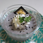 コート・ドール - 黒ごまdeブラマンジュ３５０円、黒ゴマと牛乳を使って作ったブラマンジュ、冷たく冷やして食べると暑い夏にぴったりの一品です。


