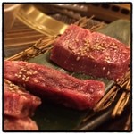 しげ吉　離れ - 和牛のハラミオビ(奥)と超熟成リブロース(手前)。
どちらも厚切りで肉汁たっぷり。美味過ぎです