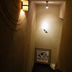 ビルの階段を降りるとお店がある