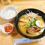 ラーメン 大和 - Aセットのラーメンライスキムチ