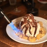 カルネジーオ イースト - 