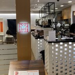春水堂 - 店入口から店内の一部を望む