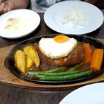 グリル一平 三宮店 - ハンバーグ(1,900円)と小ライス(150円)