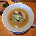 麺家 たけ田 - 大洋丸神経〆伊佐木の炙り潮蕎麦と鳥取ブランド白輝姫（白イカ）の漬け丼