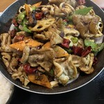 東海酒家 - アツアツホルモンと唐辛子干鍋のアップ