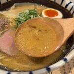 熱田味噌拉麺ぶりゆ - 牛脂中心の香味油が浮いてます