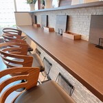 洋食AkaLea - 少し高い座位のカウンター席、気をつけて