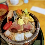 海鮮丼専門店 たろうまる - 見えてないけどアジのなめろうも入ってる　カツオ藁焼きトッピング