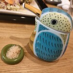 割烹食堂 かいね - この醤油さしが欲しい。塩は生姜塩