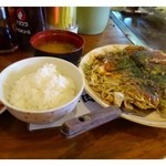 たくみちゃん - ランチセット（650円：税込）・・広島焼き（中）・ご飯(少なめにして頂いています）・お味噌汁・キムチのセットです。
