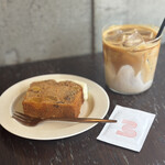 B - キャロットケーキ　アイスカフェラテ