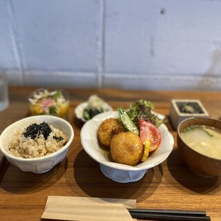 ウカ ファーム テーブル_1