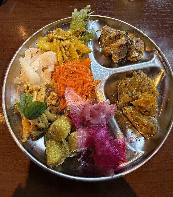 木立ちの中の食卓 木立ちの中の食卓 Koushin Shuzou - Suehirocho/Indian | Tabelog