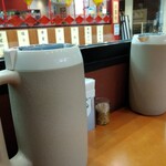 福島上等カレー - 卓上には、お水が豊富に置いてある