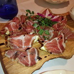 アンティキサポーリ - ブッラータチーズとカポコッロ（プーリア産サラミ）＆生イチヂク