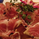 アンティキサポーリ - カポコッロ（プーリア産サラミ）＆生イチヂク　　生イチヂクはサラミの下に隠れている