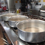 アンティキサポーリ - 厨房　わー、大きいお鍋！