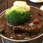 トマト - 「ビーフタンカレー（中辛）」（3,800圓）
                                「季節の野菜入り」（800圓）。
