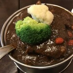 トマト - 「ビーフタンカレー（中辛）」（3,800圓）
                                「季節の野菜入り」（800圓）。