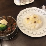 トマト - 「ビーフタンカレー（中辛）」（3,800圓）
                                「季節の野菜入り」（800圓）。