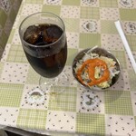 ミザス カレーハウス - セットサラダとアイスコーヒー