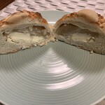 17サーフ ベーグル - レモンあんことクリームチーズ。上には焼く前にかけられたレモンあんと焼いた後にかけられたレモンあんがあります。