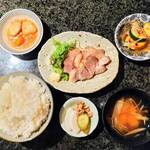 海樹 - 肉の日替わり定食（豚肩ロース煮豚定食）