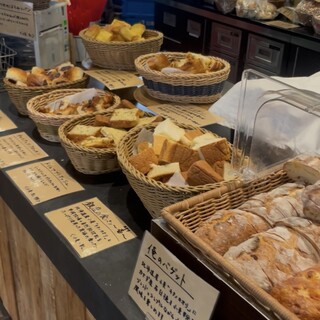 平日ランチ限定！！俺のBakeryのパン食べ放題