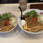 蒙古タンメン中本 - 並と大盛りの比較(左側が並の量)