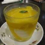 菜香新館 - 杏仁豆腐とマンゴー @580