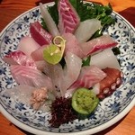 刺身盛り合わせ（あこう、しまあじ、かわはぎ、まながつお、かつお、いさき、かんぱち、かれい、いか、たこ、こしょうだい、ぐれなど１６種類）　１，８００円（税抜き）