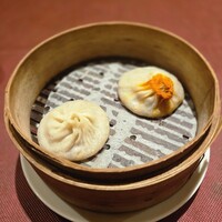 ジョーズ シャンハイ ニューヨーク 銀座店 - 小籠包 左普通の小籠包、右ズワイガニ小籠包