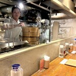 Japanese Ramen Noodle Lab Q - カウンター席から