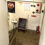 Japanese Ramen Noodle Lab Q - お店の入口　階段を降りた所で