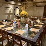 Japanese Ramen Noodle Lab Q - 大きなテーブル