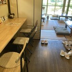 古民家キッチン もふもふ - カウンター席と座敷席(テーブル席もあります)