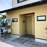 らぁめん鴇 - 店舗外観、左の装置は換気が目的とのこと(マイレビュアー様、情報ありがとうございます！)